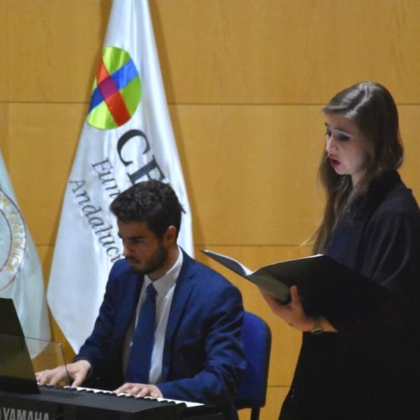 Soprano y pianista en un evento de CEU