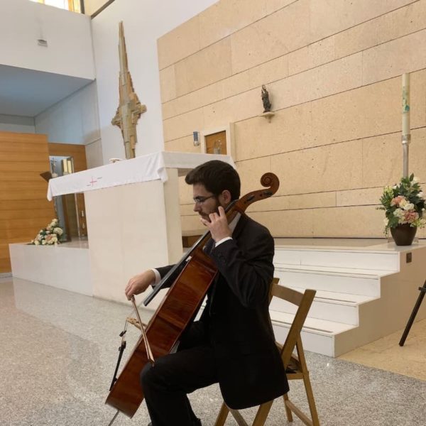 Músico tocando el violonchelo en una misa de funeral