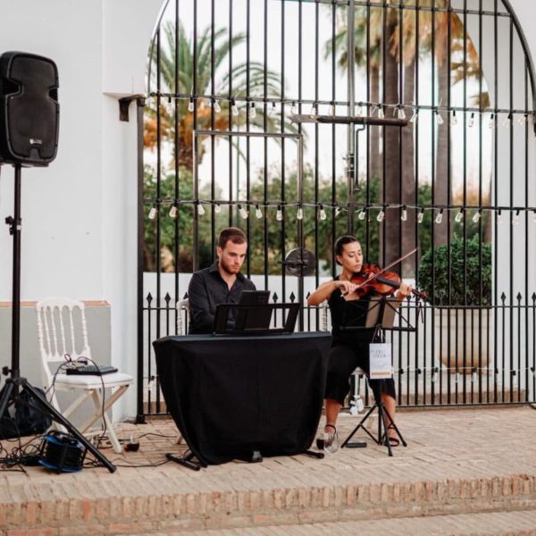 Dúo de violín y piano amenizando el cóctel de una boda.